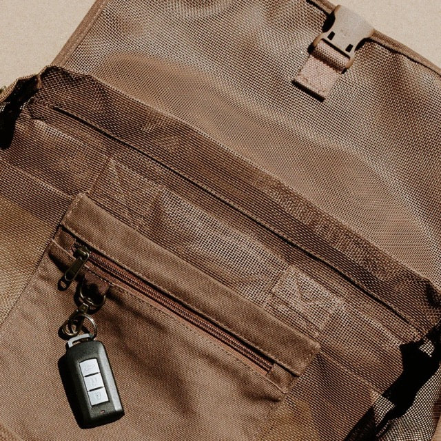 sande-kids-beach-hauler-mesh-backpack-espresso,8,SANDE Espresso backpack Ð lifestyle shot kids at the beach NZ