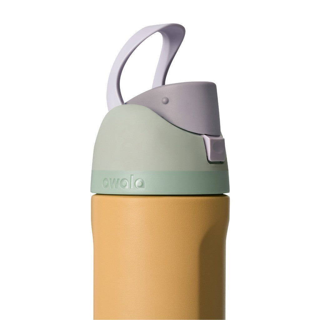 Owala FreeSip Water Bottle 710ml Beachfront lid closed, close-up