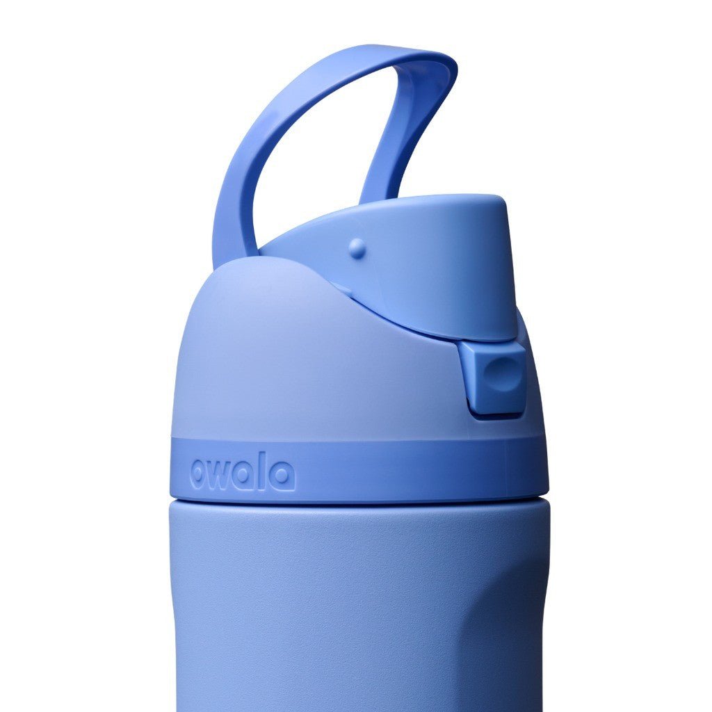 Owala FreeSip Water Bottle 710ml Out Of The Blue - Cove. Beach Essentials