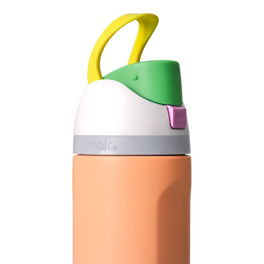 Owala FreeSip Water Bottle 710ml Peachy Keen - Cove. Beach Essentials