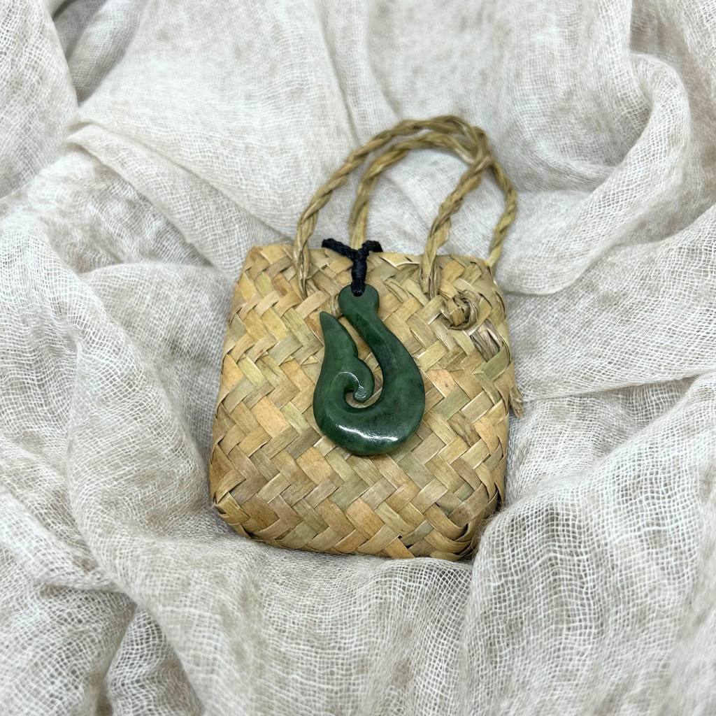 NZ Greenstone Pendant Fishhook 40mm