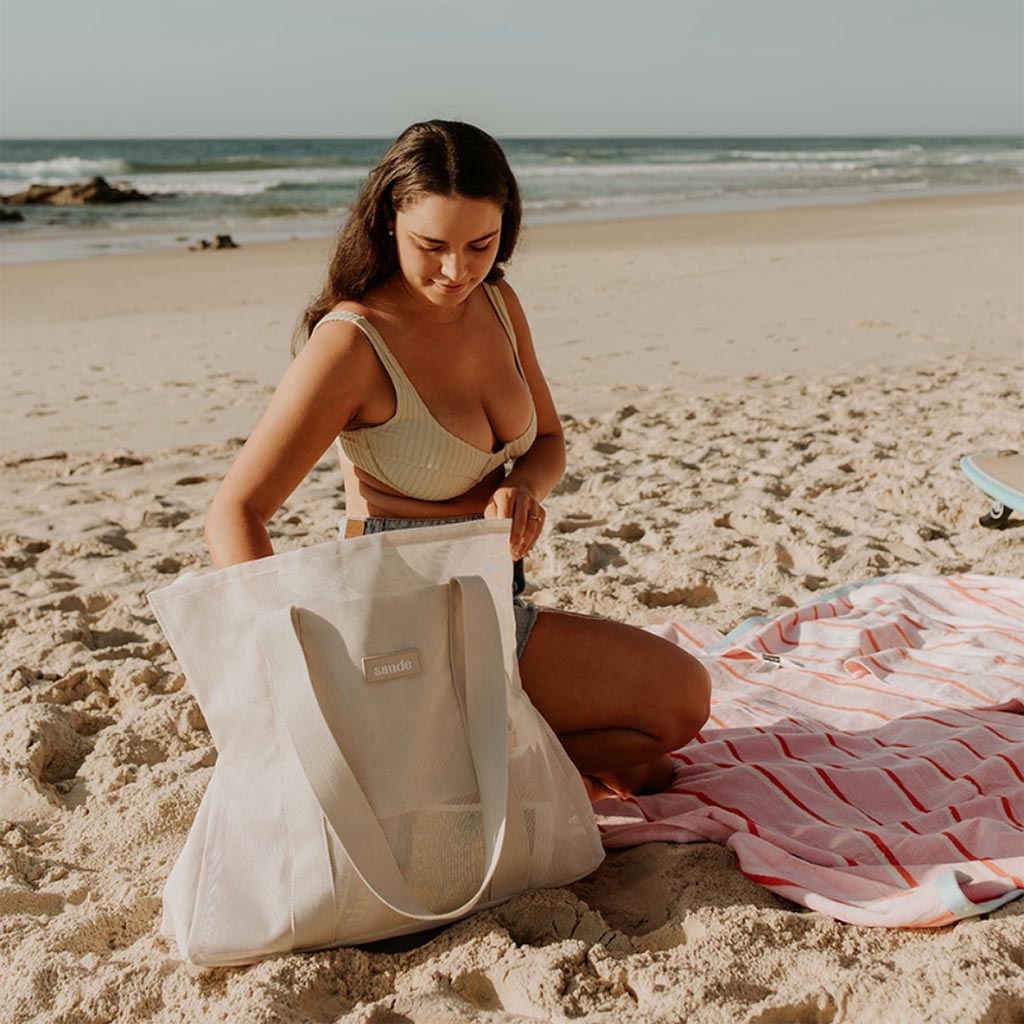 sande-kids-large-mesh-beach-bag-sand,9,Sand SANDE 55L bag Ð lifestyle shot NZ summer