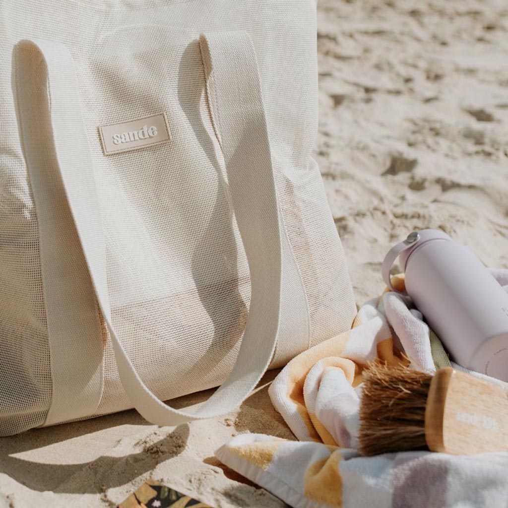 sande-kids-large-mesh-beach-bag-sand,11,SANDE 55L Sand bag Ð carried over shoulder lifestyle