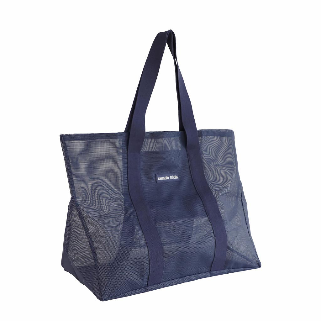sande-kids-oversized-mesh-beach-bag-deep-sea,7,Deep Sea SANDE Beach Hauler Ð front view on beach