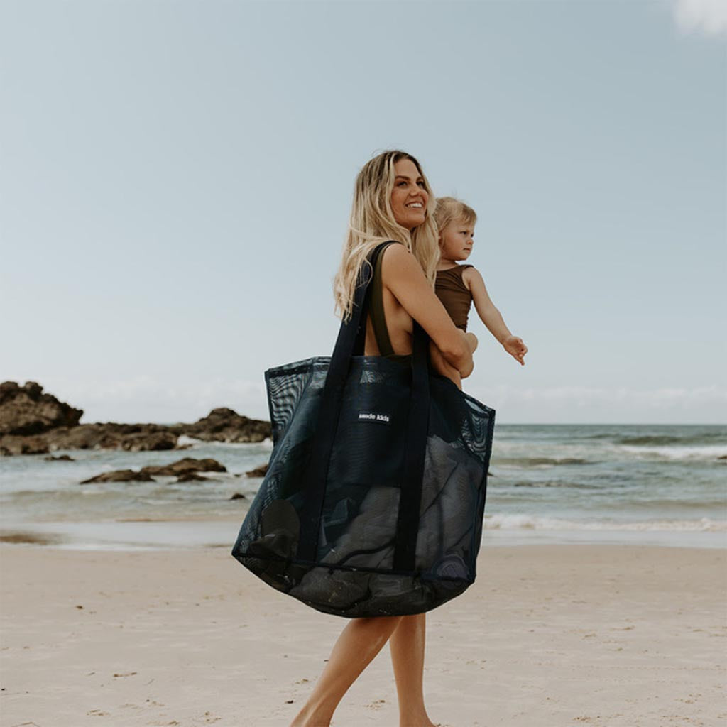 sande-kids-oversized-mesh-beach-bag-deep-sea,11,SANDE 110L Deep Sea bag Ð carried over shoulder at the beach
