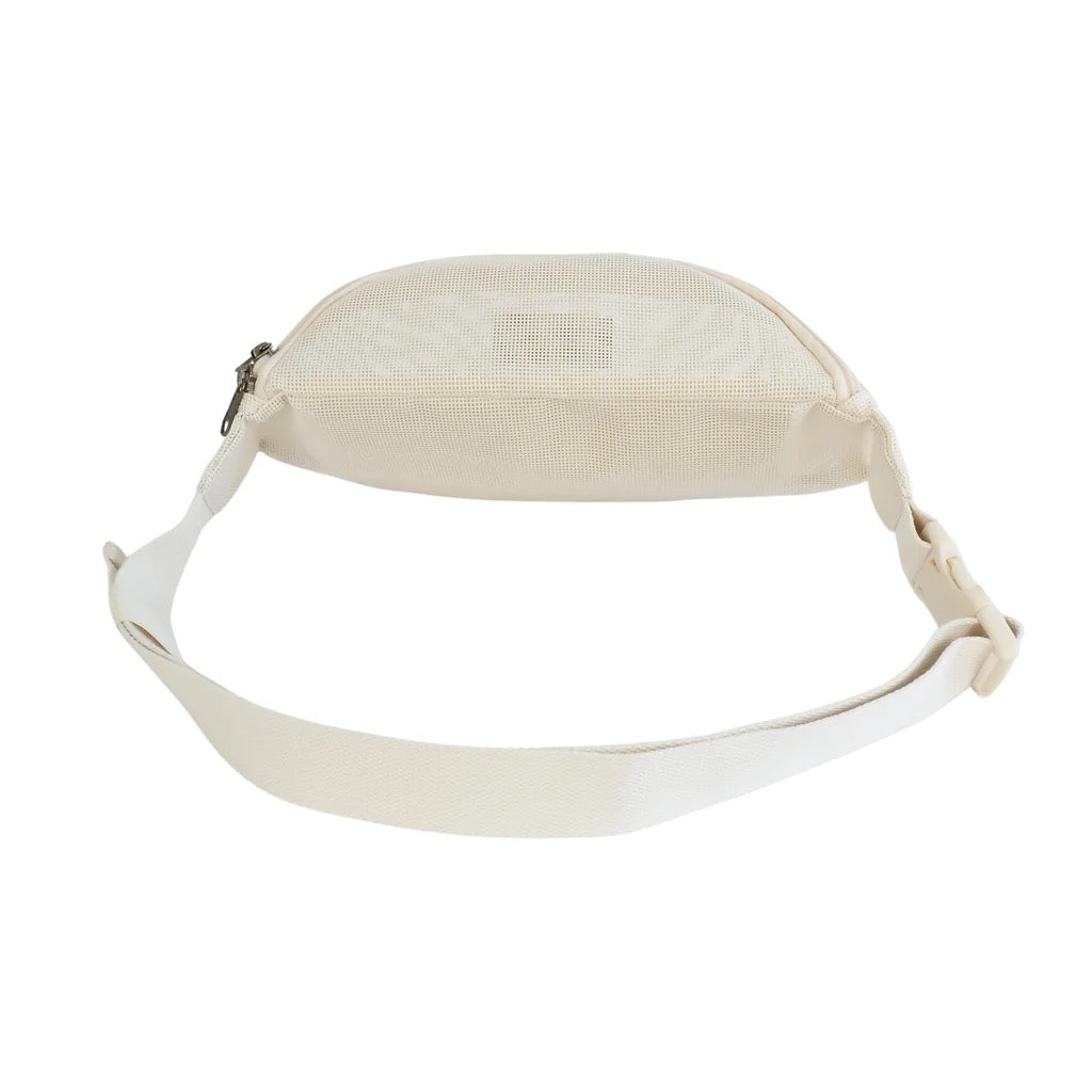 sande-kids-essentials-crossbody-bag-sand,7,SANDE Essentials Crossbody Sand Ð worn crossbody at the beach