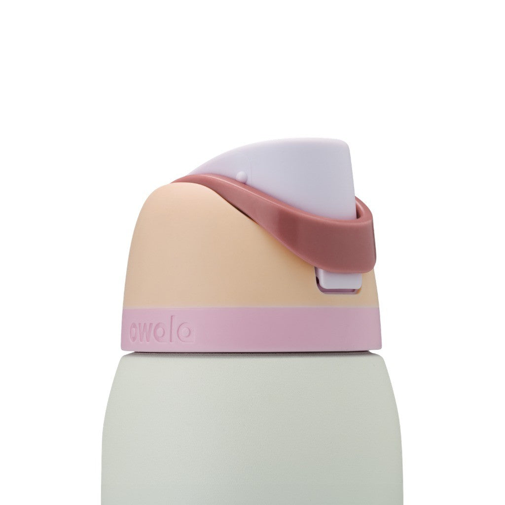 Owala FreeSip Water Bottle 945ml Coastal Mist lid closed, close-up