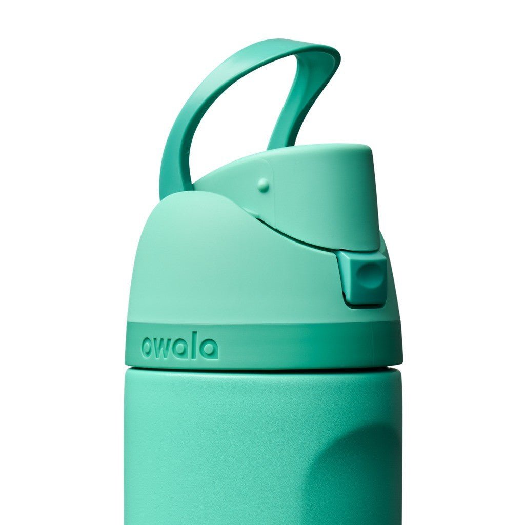 Owala FreeSip Water Bottle 710ml 90s Kid - Cove. Beach Essentials