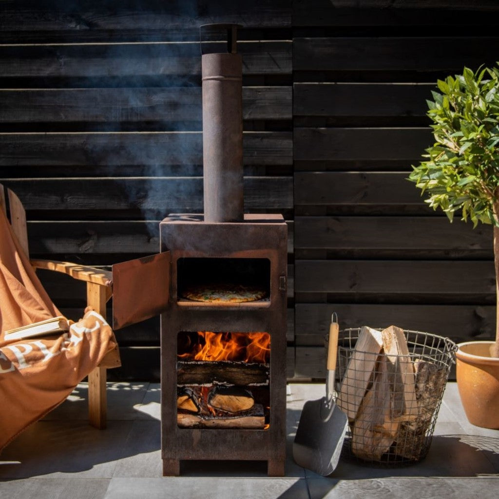 Outdoor pizza oven with the pizza peel
