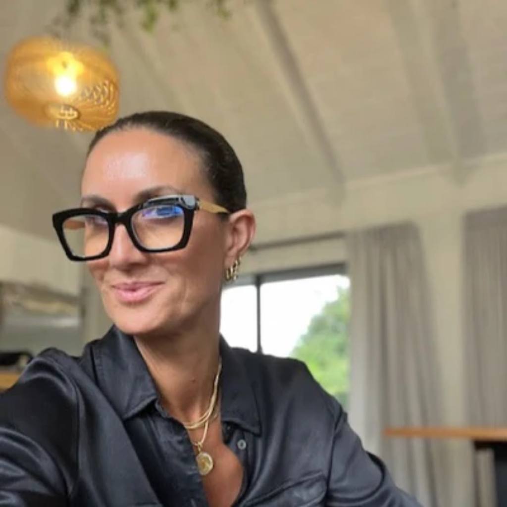 Queen of the Foxes | Readers - Test Your Mettle - Black - Cove. Beach Essentials